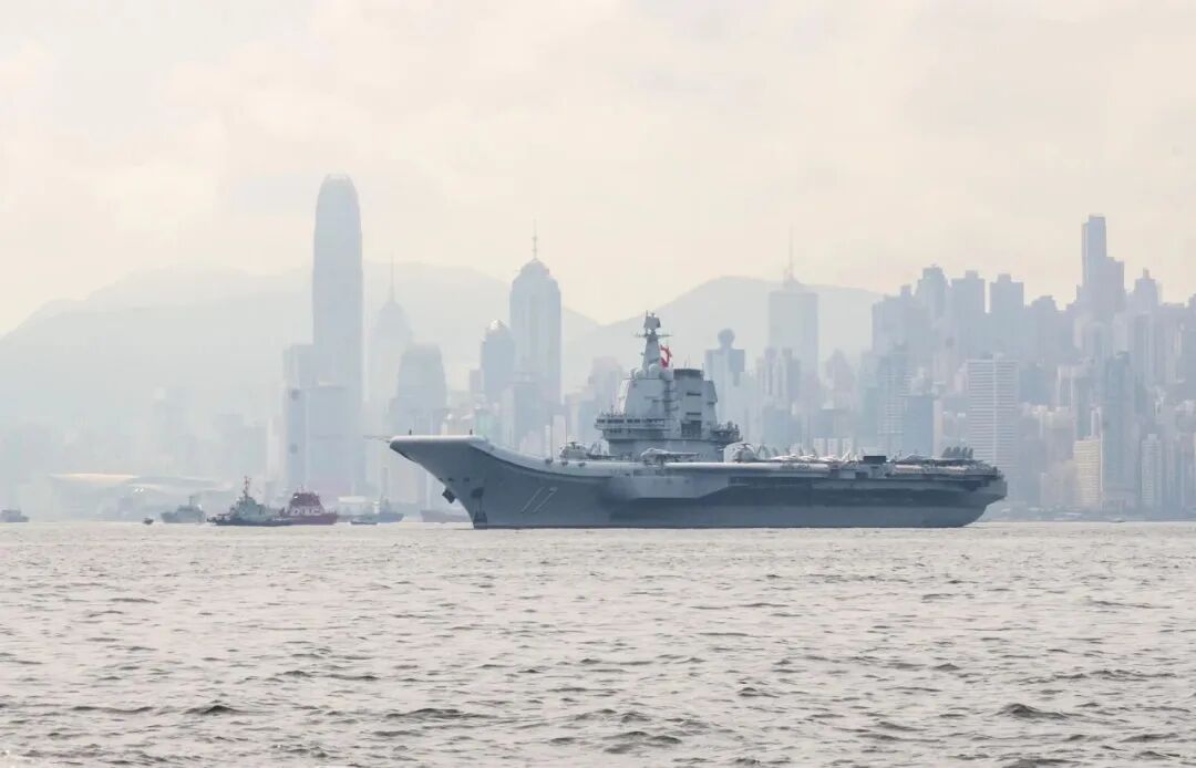 國安家好譜新篇 強軍重器耀香江 | 香港青島同鄉聯誼會會員參觀山東艦航母編隊有感